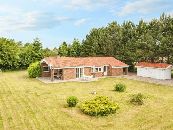 På bildet vises objektet 8 person holiday home in Ørsted-By Traum som ligger i byen Kare.