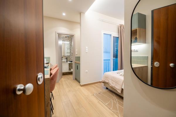 På billedet ses objektet The Minion Elegant Suite Piraeus beliggende i byen Piræus.
