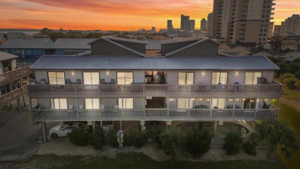 Dog Friendly Pool Walk To Beach - Gulf Shores, AL