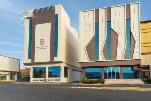 照片显示了位于At Turbaibil市的Grand Day Hotel Boutique物件。