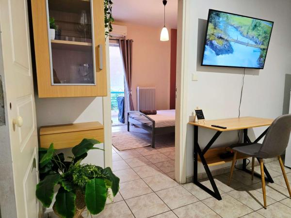 Auf dem Foto ist das Objekt The Green studio - Garden view in der Stadt Lamía zu sehen.