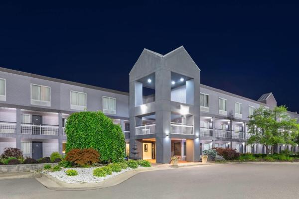 På billedet ses objektet Howard Johnson by Wyndham Romulus Detroit Metro Airport beliggende i byen Romulus.