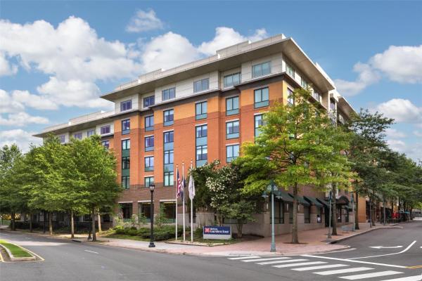 Nella foto è visibile l'oggetto Hilton Garden Inn Shirlington situato nella città di Arlington.