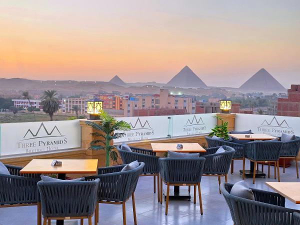 A la foto es mostra l'objecte Three Pyramids Boutique Hotel situat a la ciutat de El Caire.