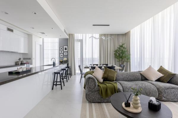 Designer 3BR Lagoon Views Gym District One, Dubai