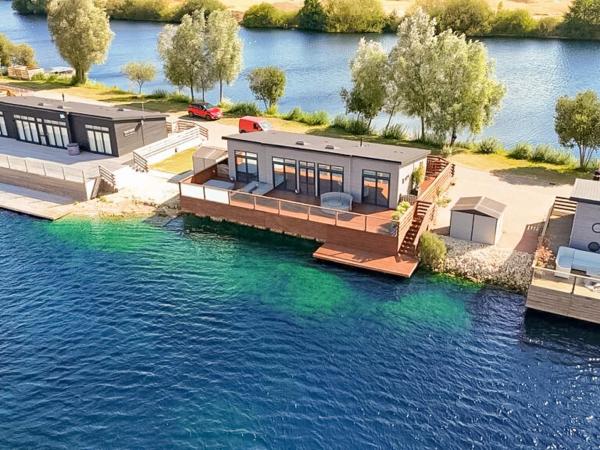 A la foto es mostra l'objecte Lakeside Lodge situat a la ciutat de Tallington.
