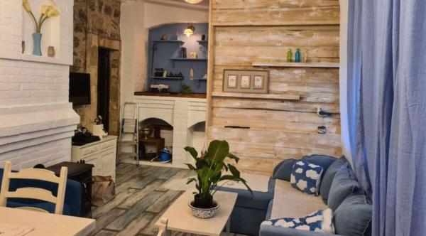 På billedet ses objektet Charming 3 Bedroom House in Skaljari Montenegro with Garden View beliggende i byen Škaljari.