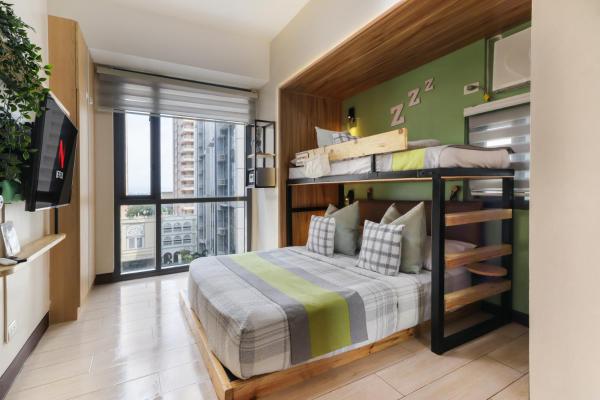 Spacious Family Sleeper Bgc & 84inch Cinema - Taguig