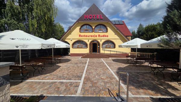 Na zdjęciu widoczny jest obiekt Hotel-Restauracja-Bar Rudka położony w mieście Kunów.