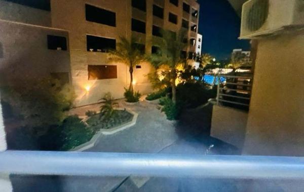 A la foto es mostra l'objecte Zuni situat a la ciutat de Hurghada.