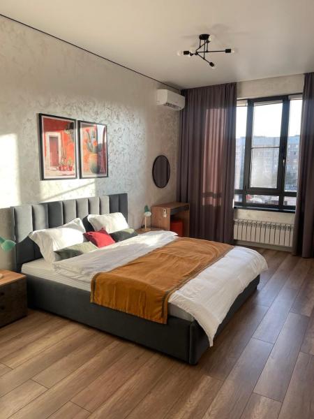На фото показан объект Stylish, spacious apartment!, расположенный в городе Aqsū.