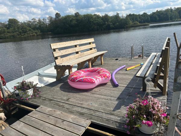 Kuvassa näkyy kohde Lake cottage with private pier, joka sijaitsee kaupungissa Örahult.