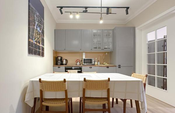 На фото показан объект Cozy 2BD Flat in Sofia Center with AC & Balcony by Flat Mаnager, расположенный в городе София.