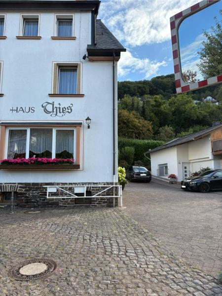 Na fotografii je vidět objekt Pension Haus Thies nacházející se ve městě Cochem.