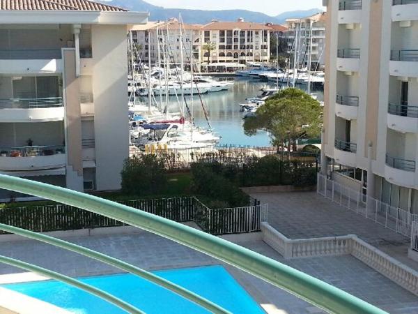 A la foto es mostra l'objecte OPEN, Port-Fréjus, sur les quais, piscine, parking situat a la ciutat de Fréjus.
