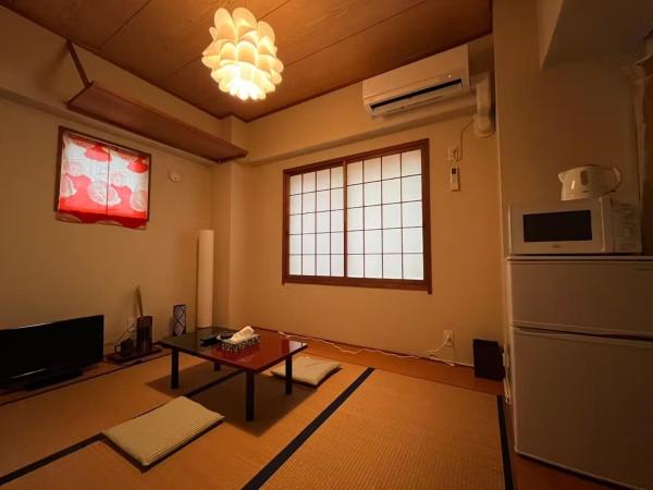 A la foto es mostra l'objecte EX21 和モダン 畳部屋 駅から歩いて6分 最大3人 Japanese Modern Tatami Room 6Minute Walk from Station Maximum 3 Guests situat a la ciutat de Yadachō.