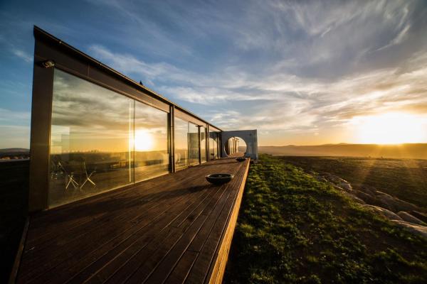 Na zdjęciu widoczny jest obiekt Sky High- iconic ridge-top retreat położony w mieście Franklinford.