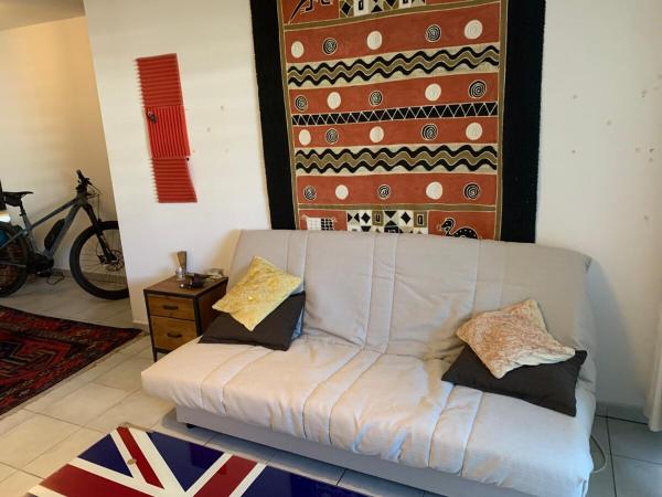 Na zdjęciu widoczny jest obiekt Large 2 room apartment 3 minutes from airport położony w mieście Desbassyns.