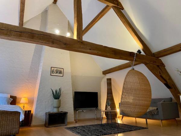 På bilden syns objektet Romantic Loft, historic farmhouse, Sauna, Nature walks som ligger i staden Schilde.