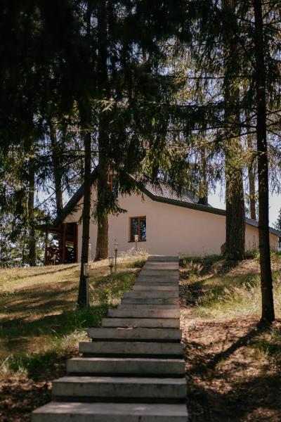 A la foto es mostra l'objecte Dwa Pomosty situat a la ciutat de Augustów.