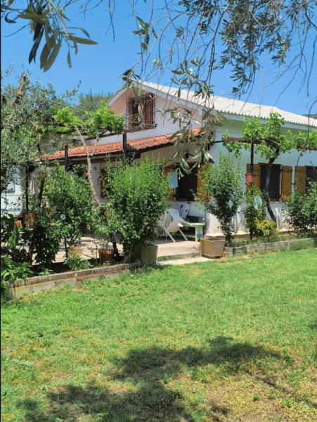 Na zdjęciu widoczny jest obiekt Zephyr Guest House położony w mieście Lefokastro.