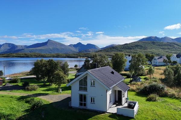Na zdjęciu widoczny jest obiekt Wildlife Retreat Central Lofoten położony w mieście Bøstad.