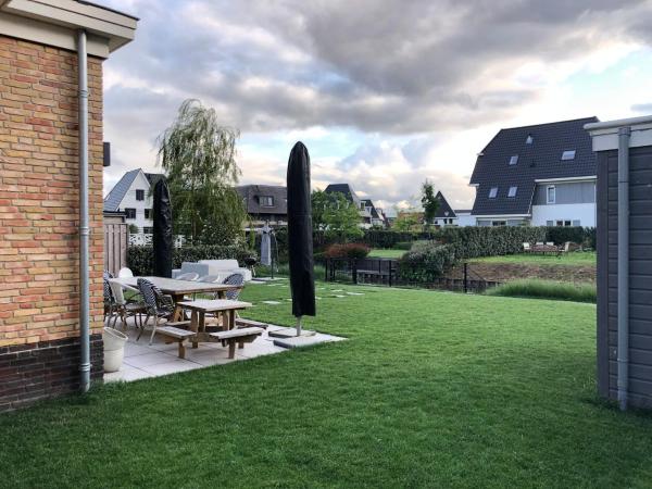 Kuva 5: House with garden in Amsterdam