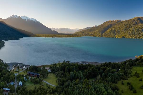 En la foto se muestra el objeto Yelcho en la Patagonia ubicado en la ciudad de Chaitén.