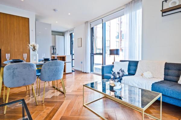 Nine Elms Balcony & Views Modern 2-Bed, 2-Baths, London
