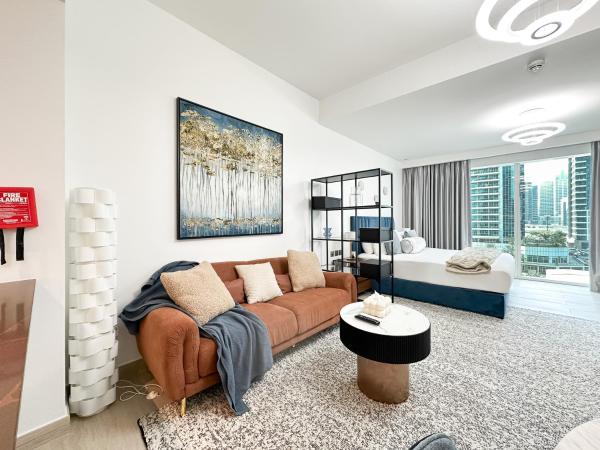 Bilde 1: Trophy - Luxurious Studio Apartment in JLT w Golf Simulator