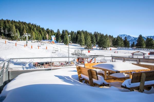 A la foto es mostra l'objecte App 8 à 10 pers au pied des pistes situat a la ciutat de Chamrousse.