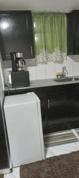 Na zdjęciu widoczny jest obiekt Alpha's Apartments położony w mieście Baboon Island.