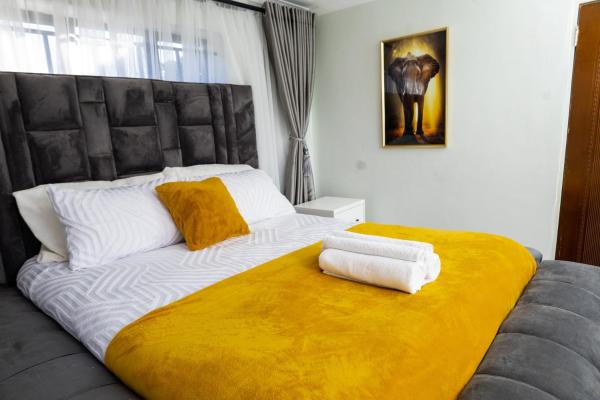 Kuvassa näkyy kohde M&M SIGNATURE GUEST HOUSE 5 BEDDED SLEEPS 8 in RUWA HARARE LUXURIOUS AMENITIES DECO AND MORDEN GAZEBO SOLAR GAS GEYSER WIFI BOREHOLE DURAWALLED GATED SECURITY CAR PARK STAFF LAUNDRY CATERING PURE COMFORT 25MINS FROM CBD &AIRPORT, joka sijaitsee kaupungissa Ruwa.