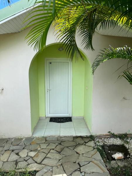 写真にはサンタンヌ市にあるVilla sainte-anneが写っています。