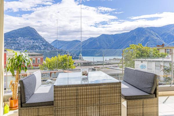 A la foto es mostra l'objecte Imperial of Lugano 2 with a lake view and garden behind the station and 10 min from the lake of Lugano situat a la ciutat de Lugano.