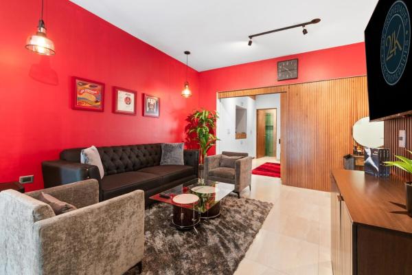 Nella foto è visibile l'oggetto Red Vibe Music Decor with King Bed plus Parking plus Home Office situato nella città di Durango.