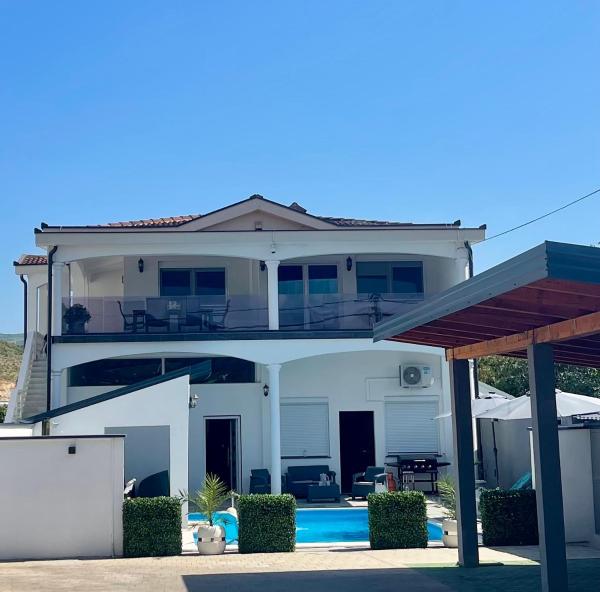 Na zdjęciu widoczny jest obiekt Luxury Villa Euphoria położony w mieście Mostar.