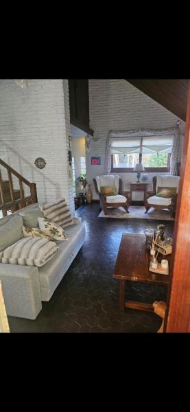 A la foto es mostra l'objecte Casa Alta Con Piscina en el Bosque de Carilo situat a la ciutat de Carilo.