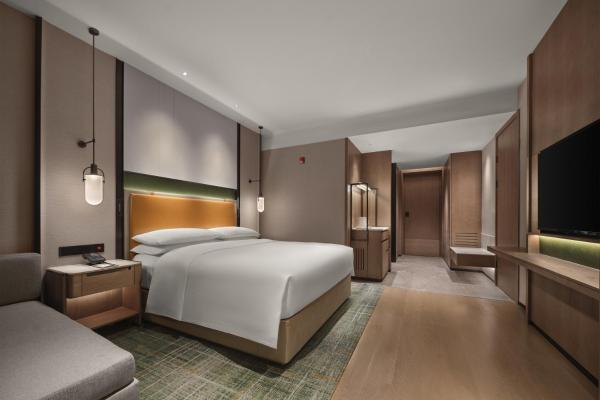 Chambre Lit King-Size - Accessible aux Personnes à Mobilité Réduite — 35 m² - Doubletree By Hilton Zhengzhou East