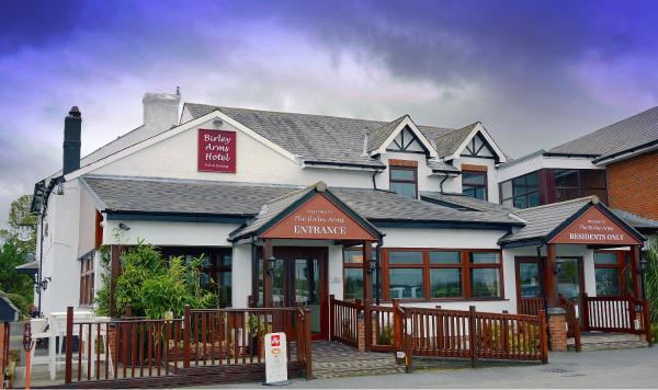 Na zdjęciu widoczny jest obiekt The Birley Arms Hotel położony w mieście Freckleton.