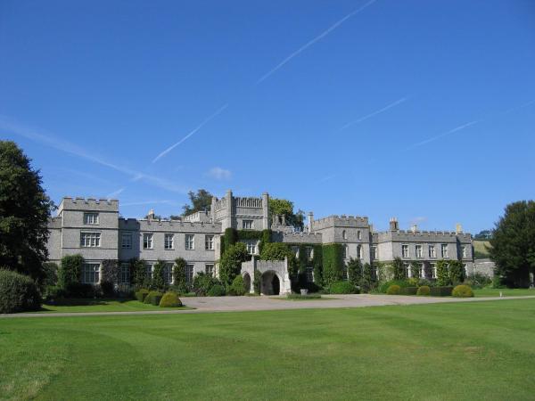 A la foto es mostra l'objecte West Dean College situat a la ciutat de Cocking.