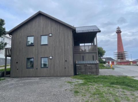 Na foto é possível ver o objeto Thunehuset localizado na cidade de Andøya.