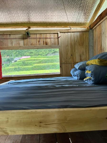 The photo shows the BAN LIEN Homestay VANG A BINH located in the city of Na Lúng.