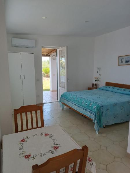 A la foto es mostra l'objecte L'Ulivo - Mini suite con terrazzo e solarium privato, Ischia situat a la ciutat de Ischia.