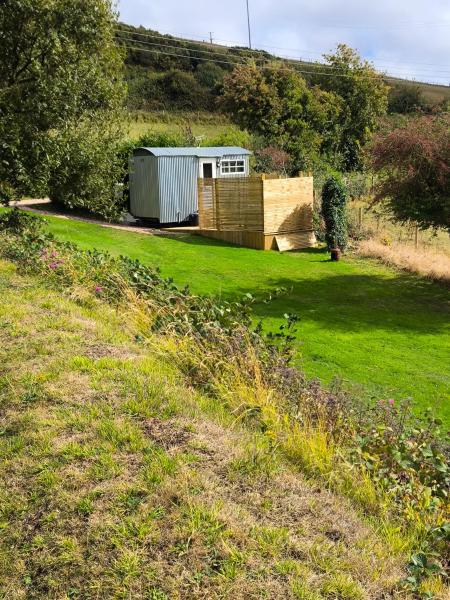 A la foto es mostra l'objecte Shepherds hut with Hot Tub pet friendly situat a la ciutat de Upwey.
