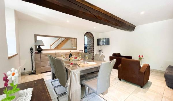 Nella foto è visibile l'oggetto Maison du bourg situato nella città di Mahéru.