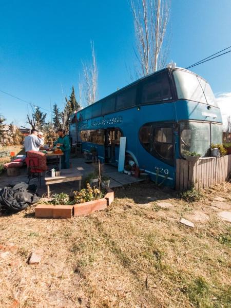 The photo shows the El expreso azul located in the city of Médanos.