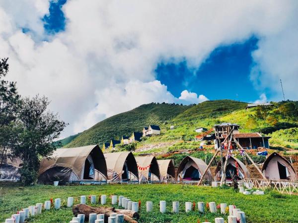 På billedet ses objektet Bamboo Glamping Tà Xùa beliggende i byen Bản Bé.