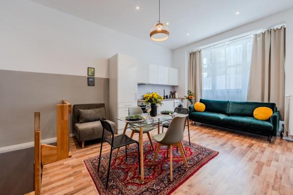 A la foto es mostra l'objecte Spacious, central 3 room flat with gym & play area situat a la ciutat de Berlín.