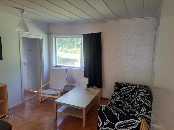 Foto 2: Stuga, lantligt lugnt läge med gott om parkering